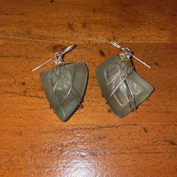 Light green sea glass earrings - Picture 2 of 2